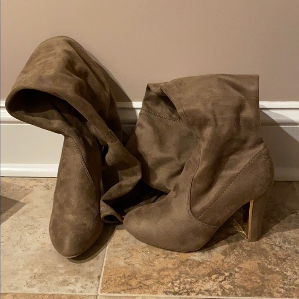 Taupe Over The Knee Heels w. Gold Accent Size 6
